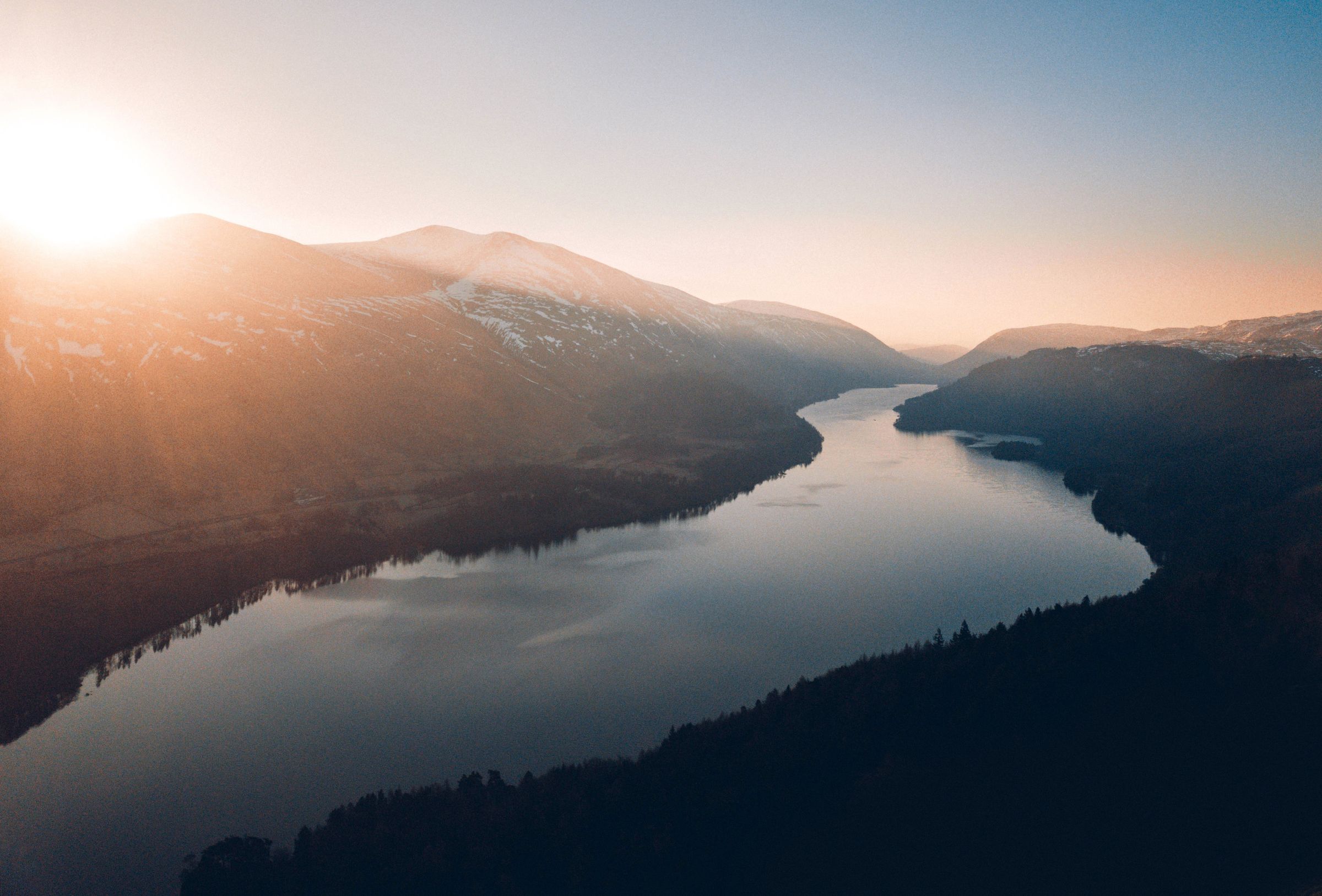 Lago entre montañas al atardecer